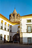 Evora - La torre della lanterna ('zimborio') della S Catedral de vora.  